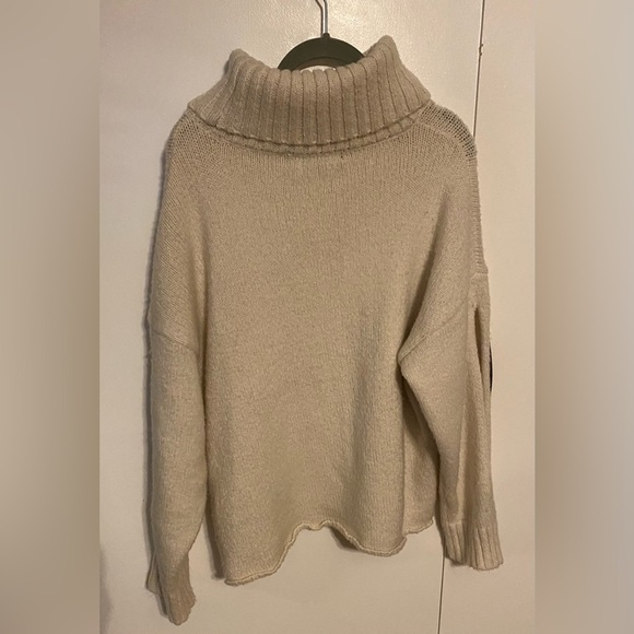 Kendall + Kylie womens TURTLE NECK SWEATER, XL - Picture 5 of 5
